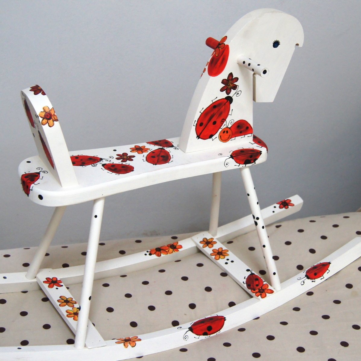 Malovaný houpací koník - beruškový