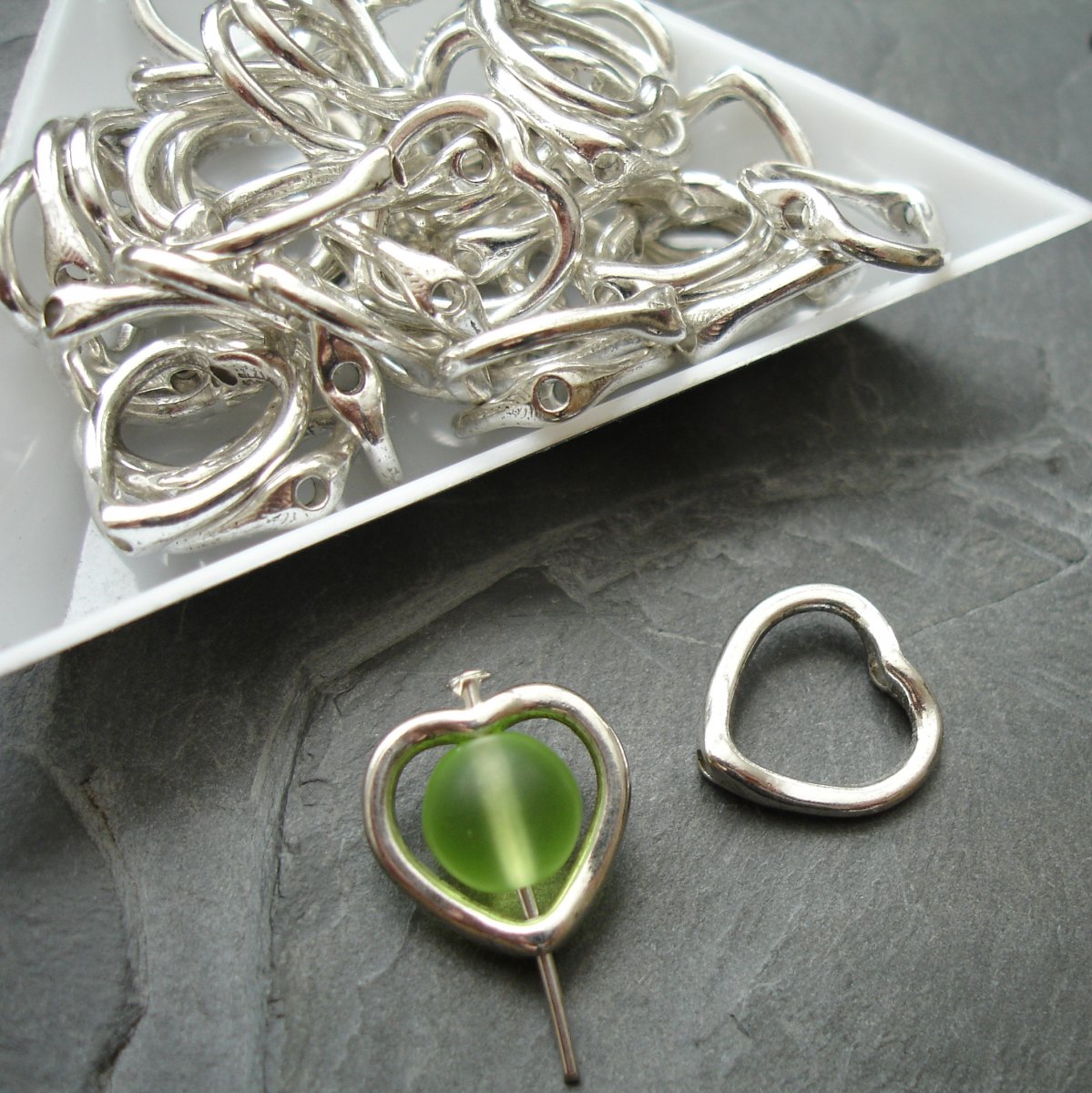 Kovový mezikus srdíčko 13mm - 2 ks -starostříbrný