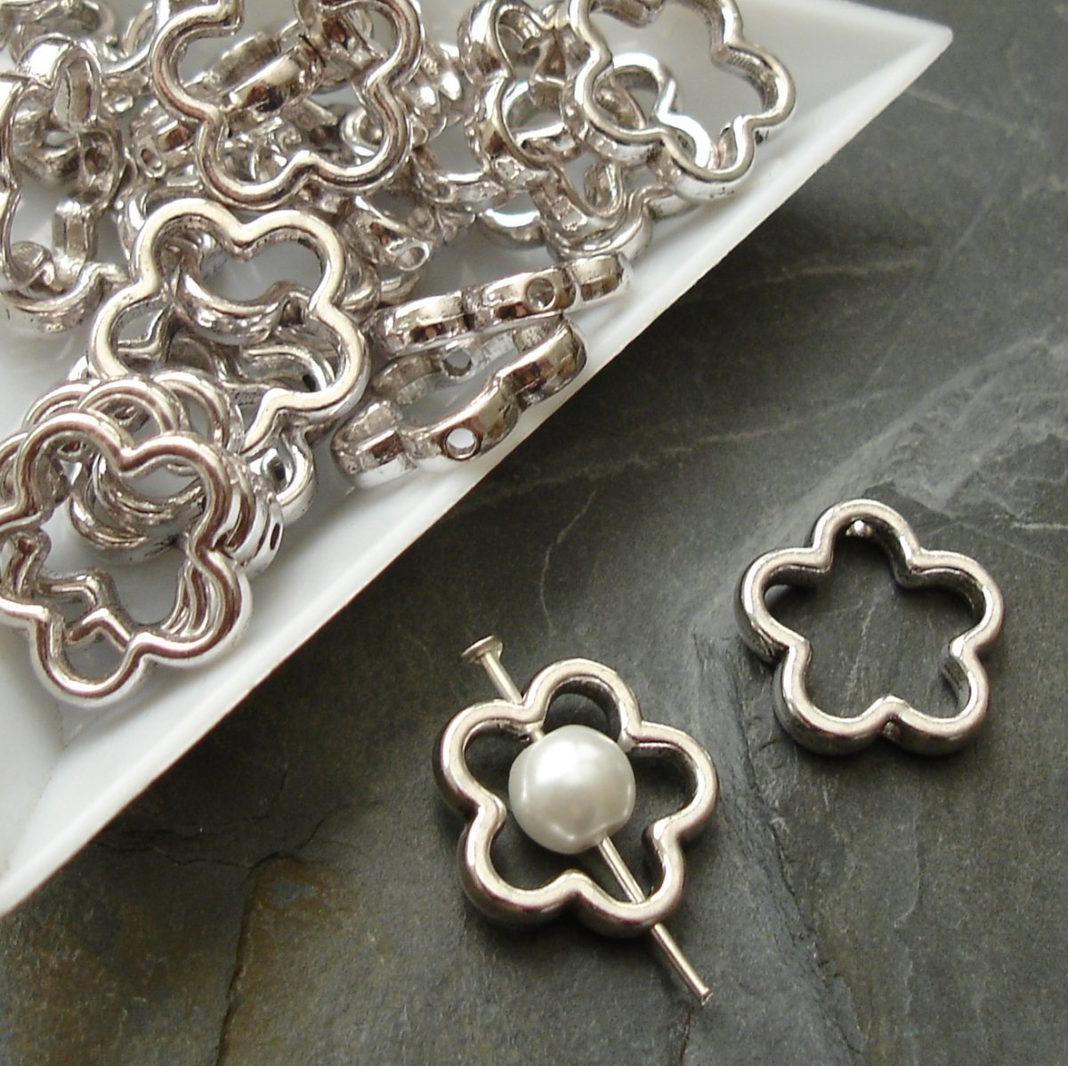 Kovový mezikus květinka 14mm - 2 ks -starostříbrný