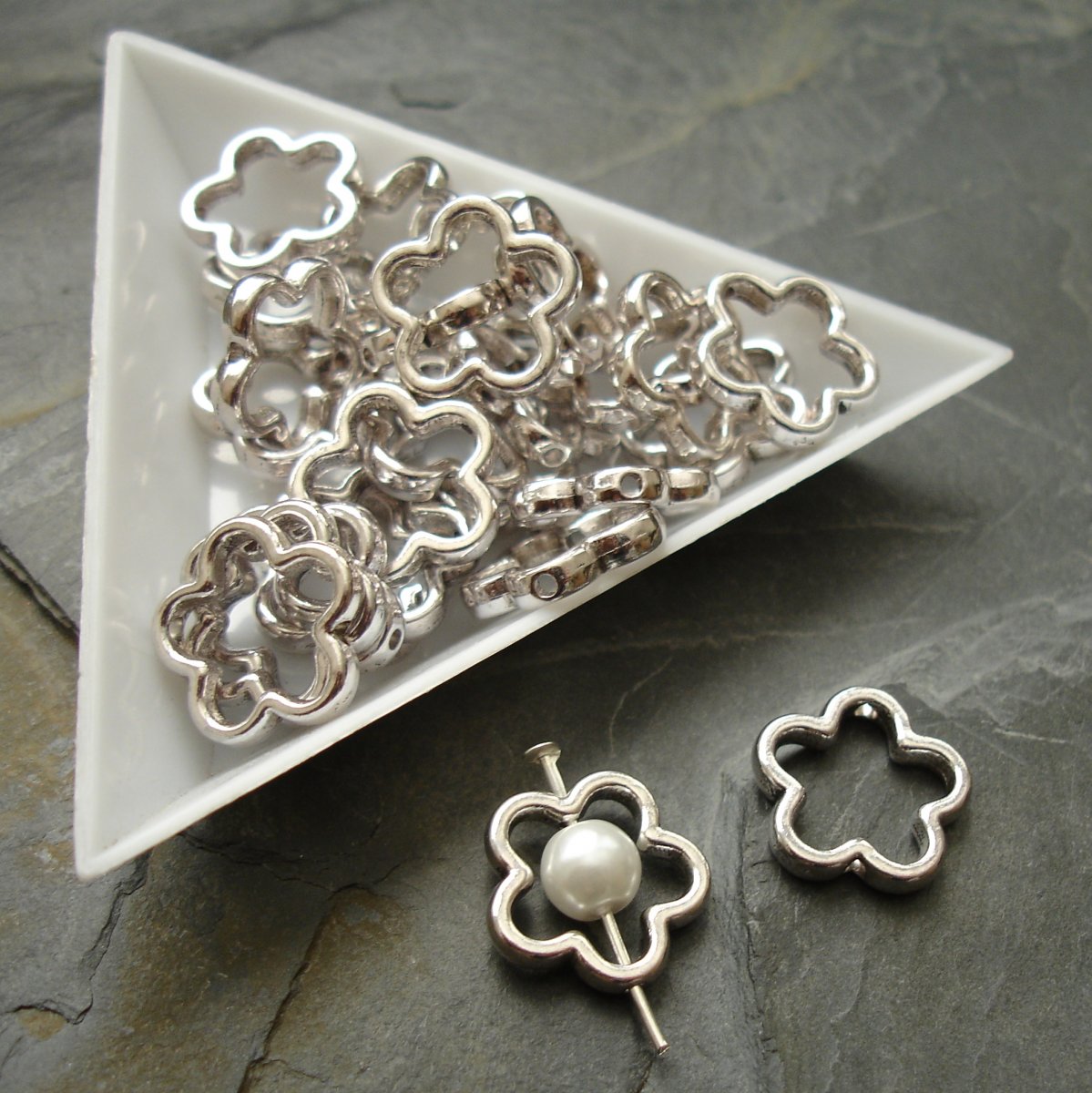 Kovový mezikus květinka 14mm - 20ks -starostříbrný