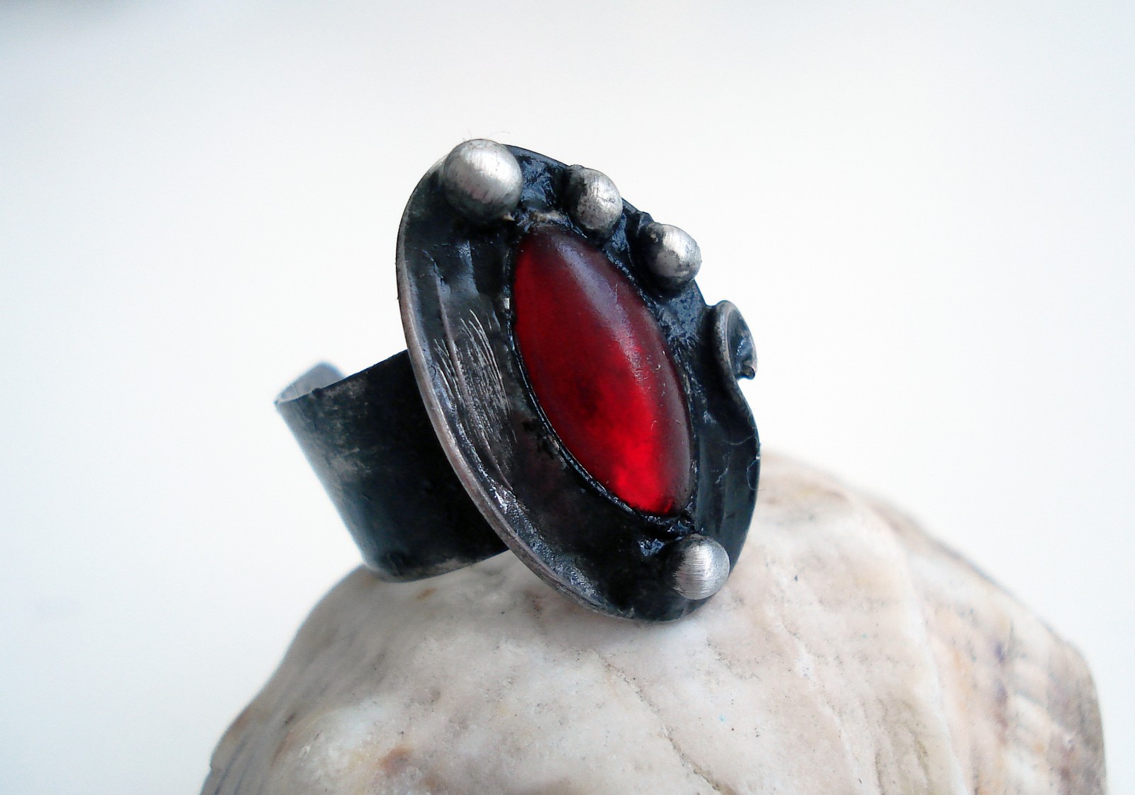 Červeno černý prsten