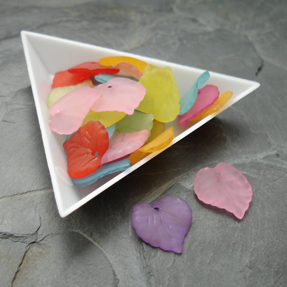 Akrylové lístky cca 16x15mm - 40 ks - mix