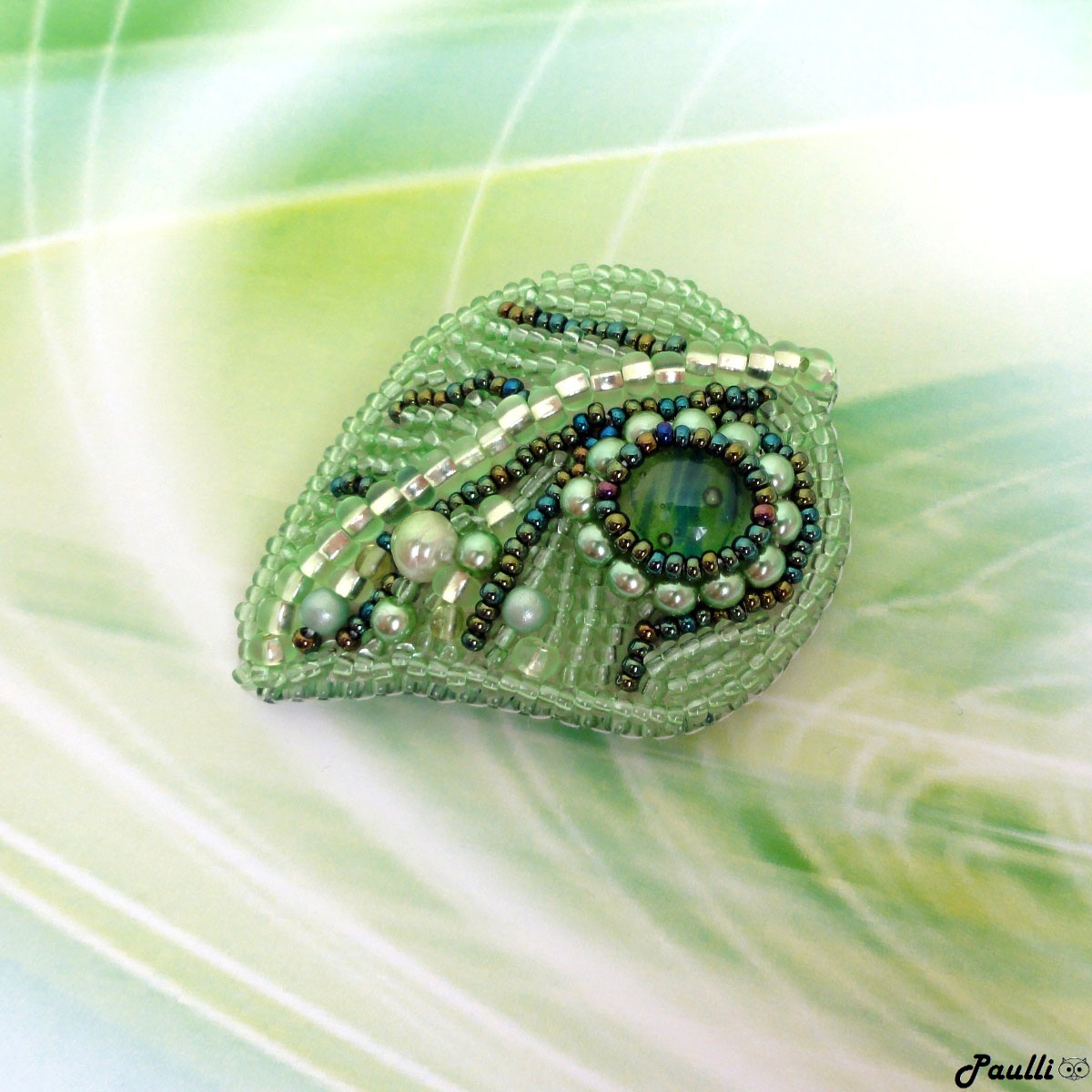 Zelený lísteček s perličkami