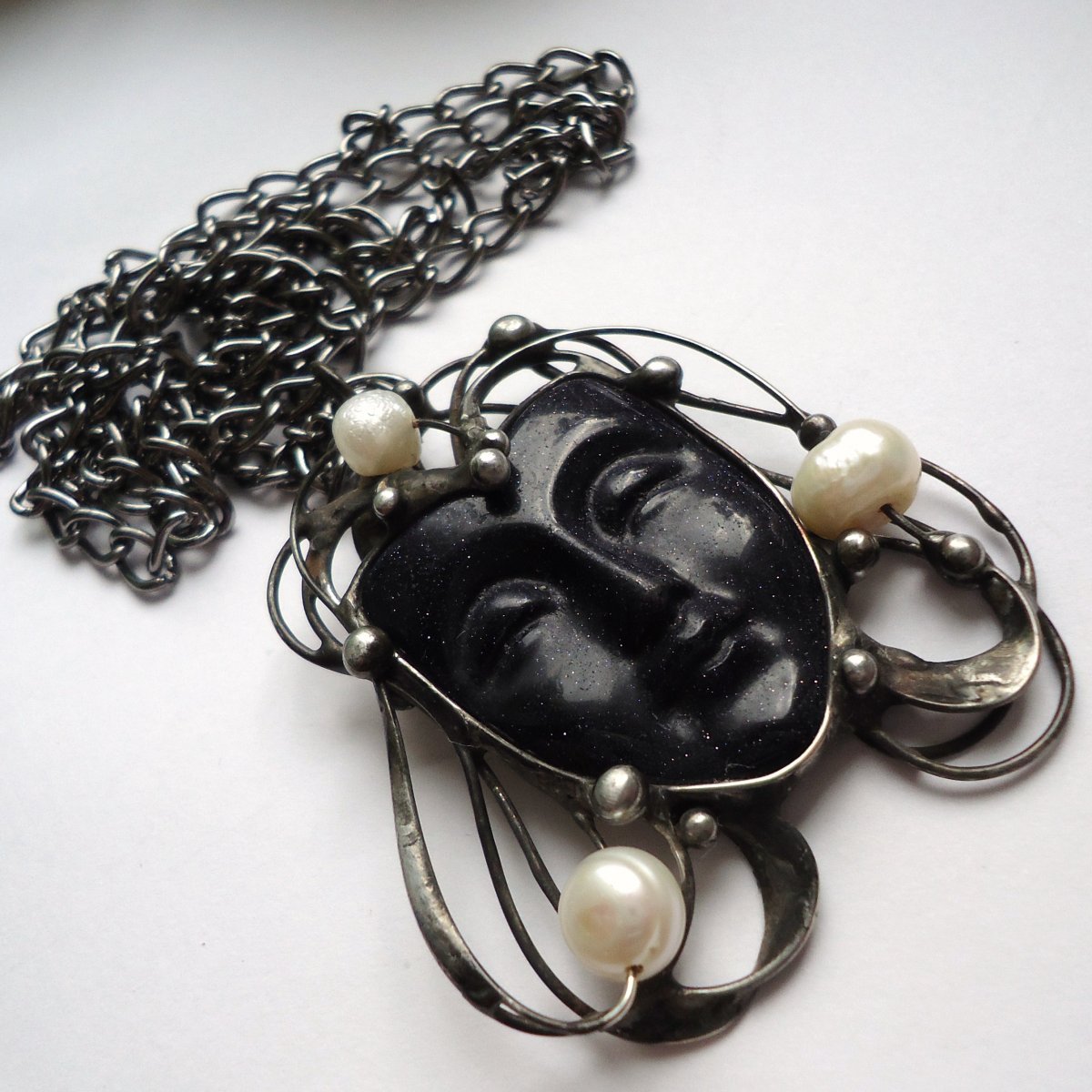 Dívka s perlami ve vlasech (avanturín)