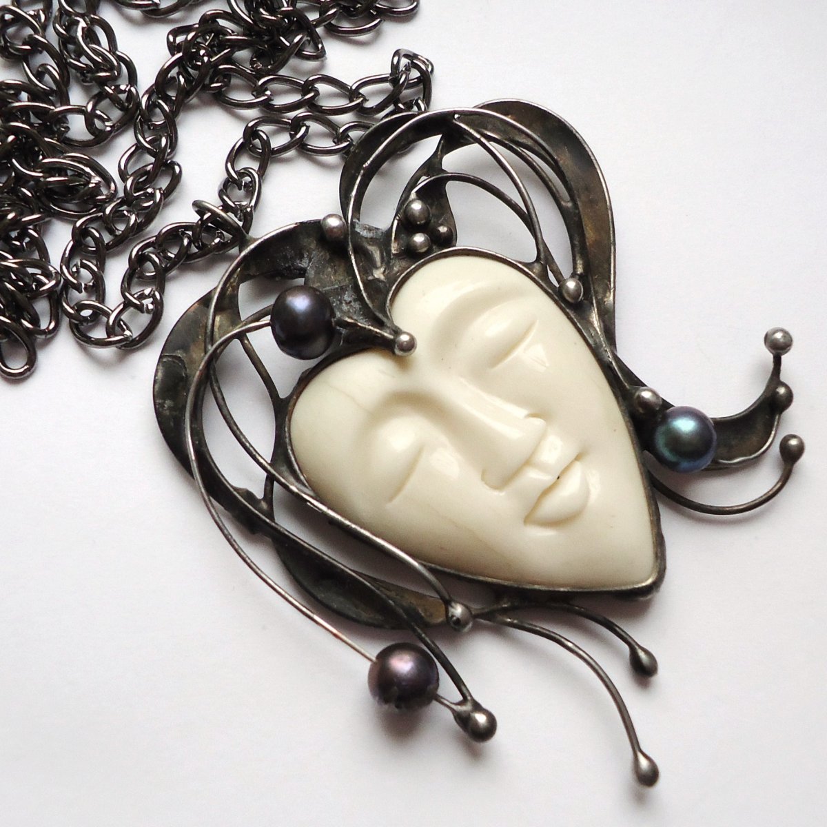 Dívka s perlami ve vlasech 