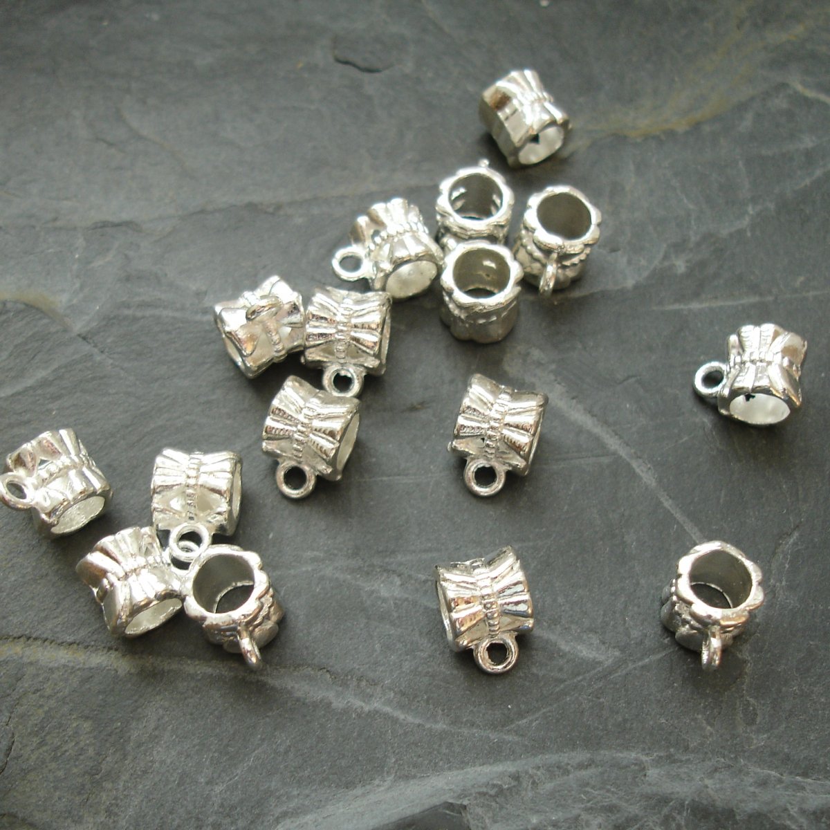 Závěs zdobený 10x7x7 mm - 10 ks - ST