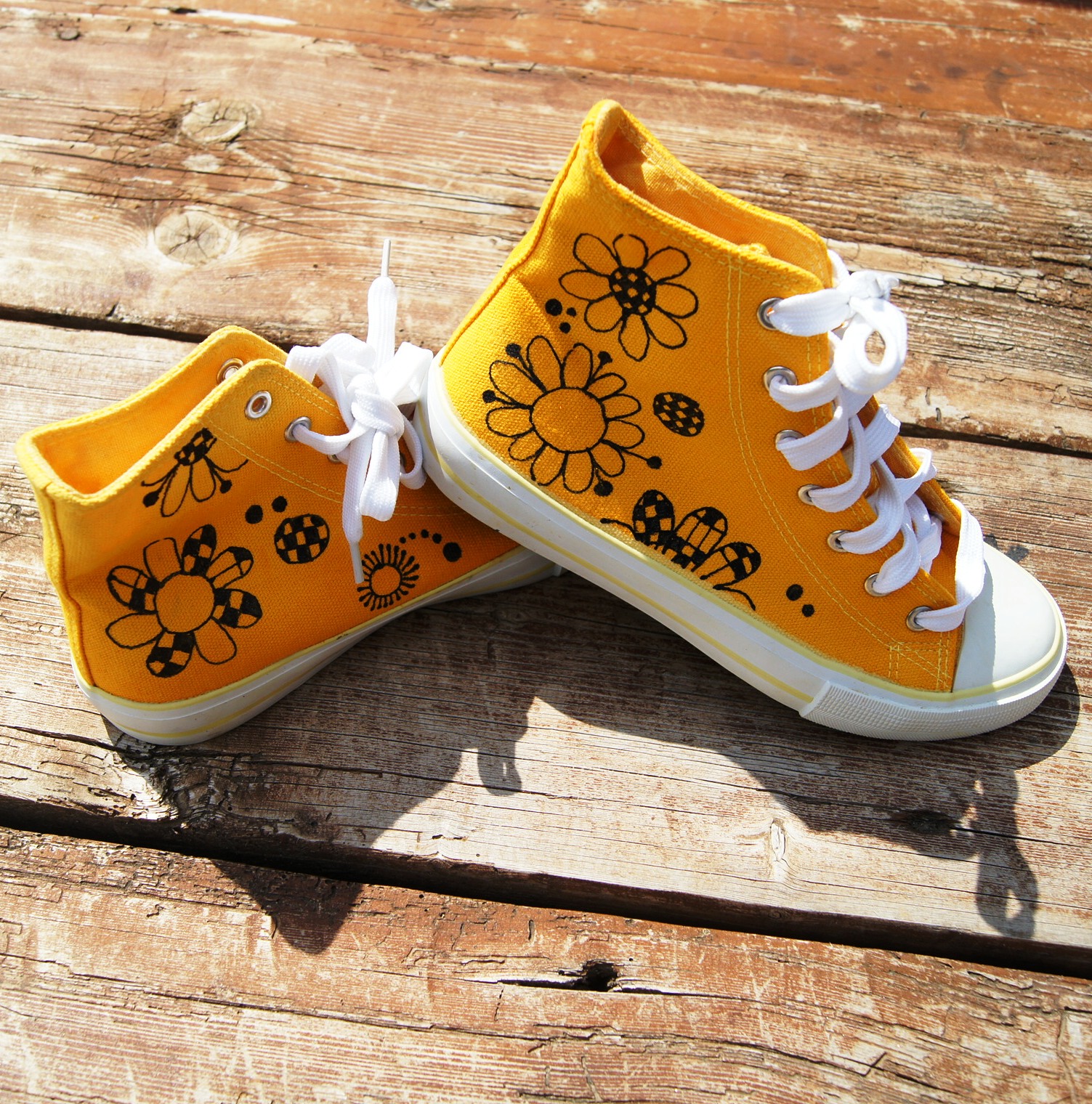 Malované tenisky žluté s květy