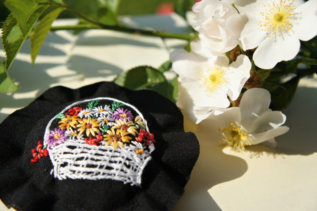 Brož Koš plný květin