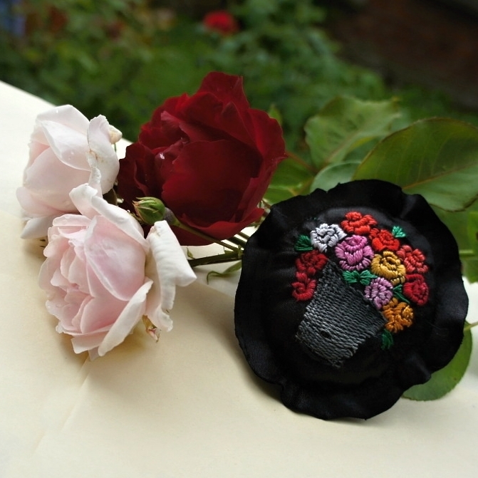 Brož Koš plný růží