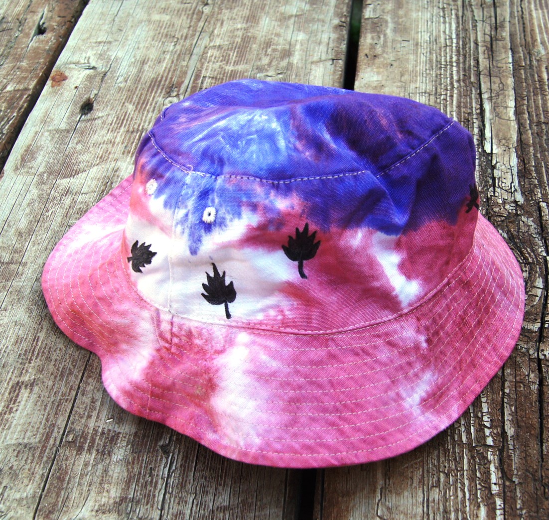 Malovaný klobouček fialkový s lístečky