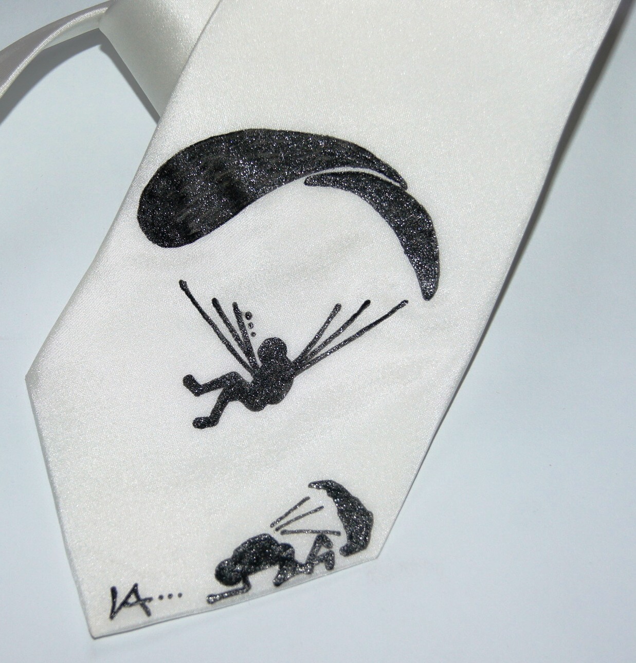 Bílá malovaná kravata pro padáčkáře