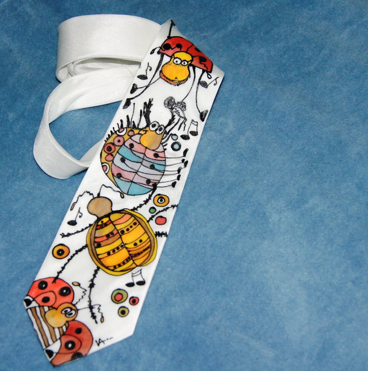 Veselá malovaná kravata ze života hmyzu :)