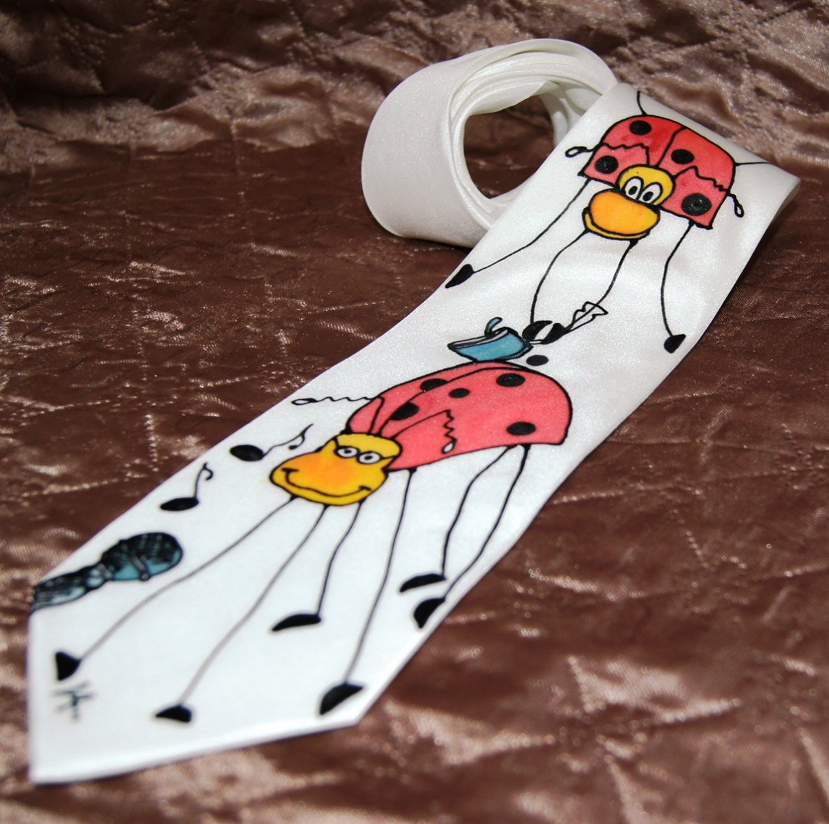 Veselá malovaná kravata berušková 