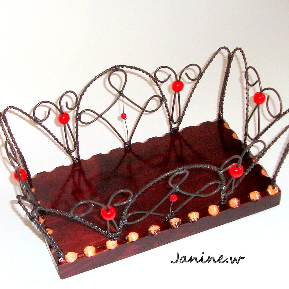 Červená se červená - drátěný košík s dřevěným dnem