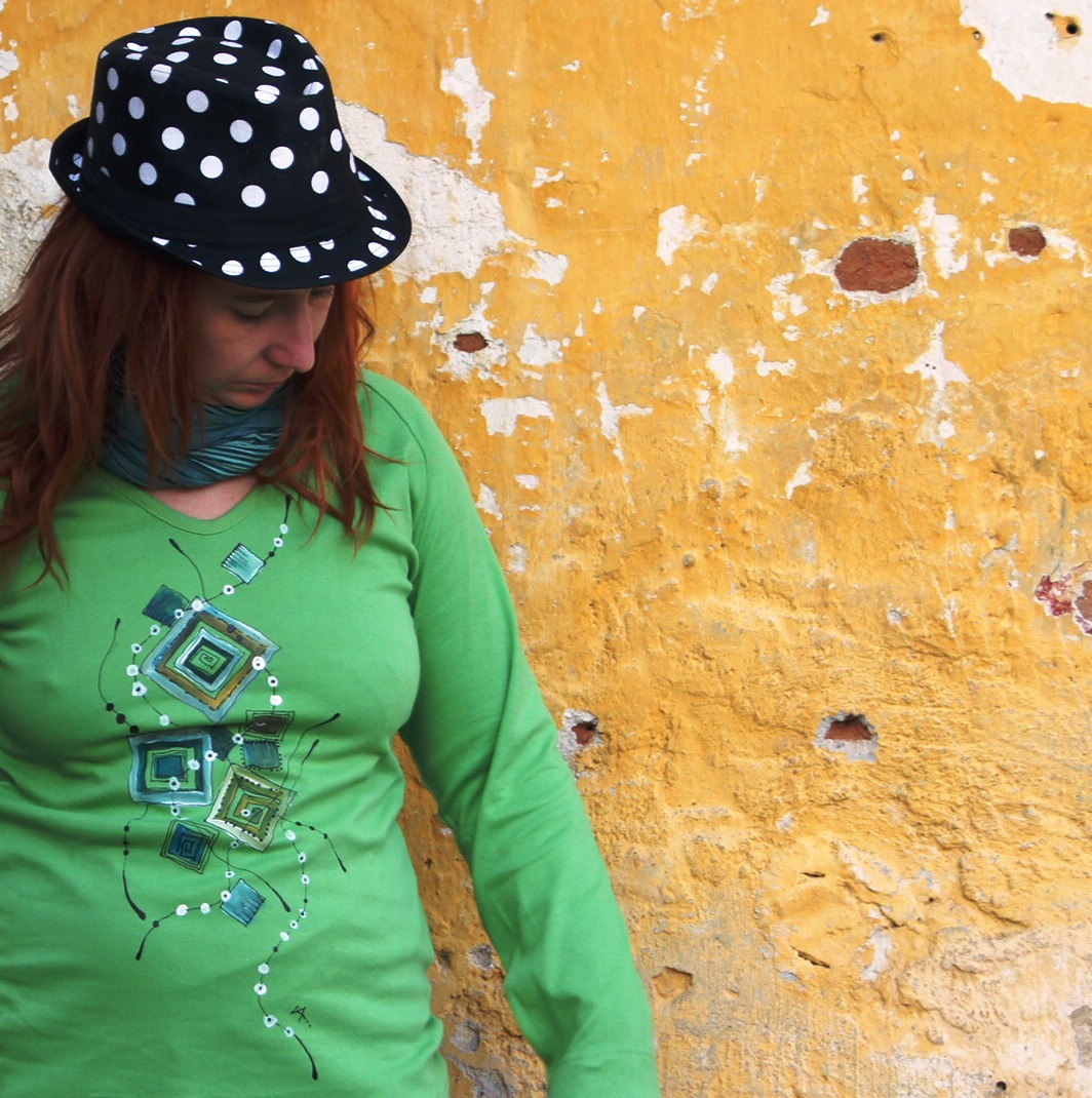 Malované triko zelené geometrické