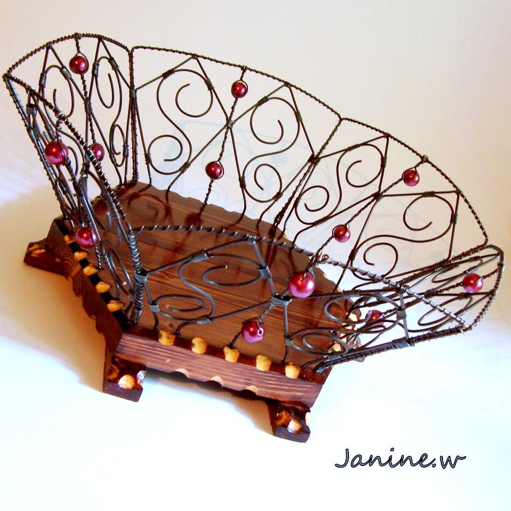 Velká drátěná mísa s dřevěným dnem