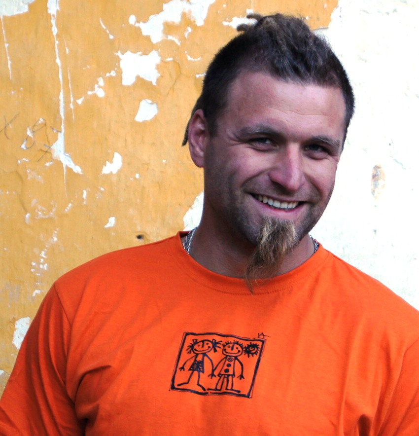 Modré malované triko on + ona oranžové