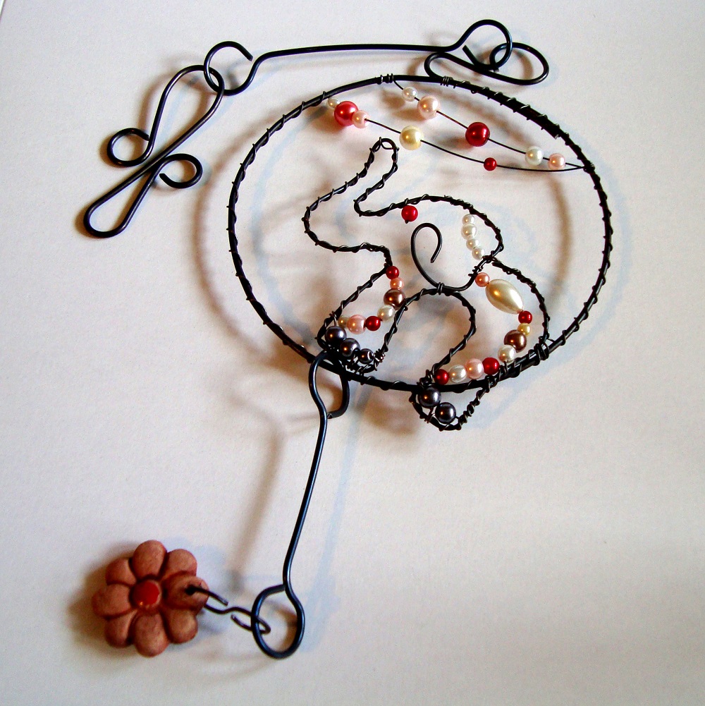 Drátovaný závěs do dětského pokoje - růžový slon pro štěstí