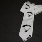 Bílá malovaná kravata pro padáčkáře