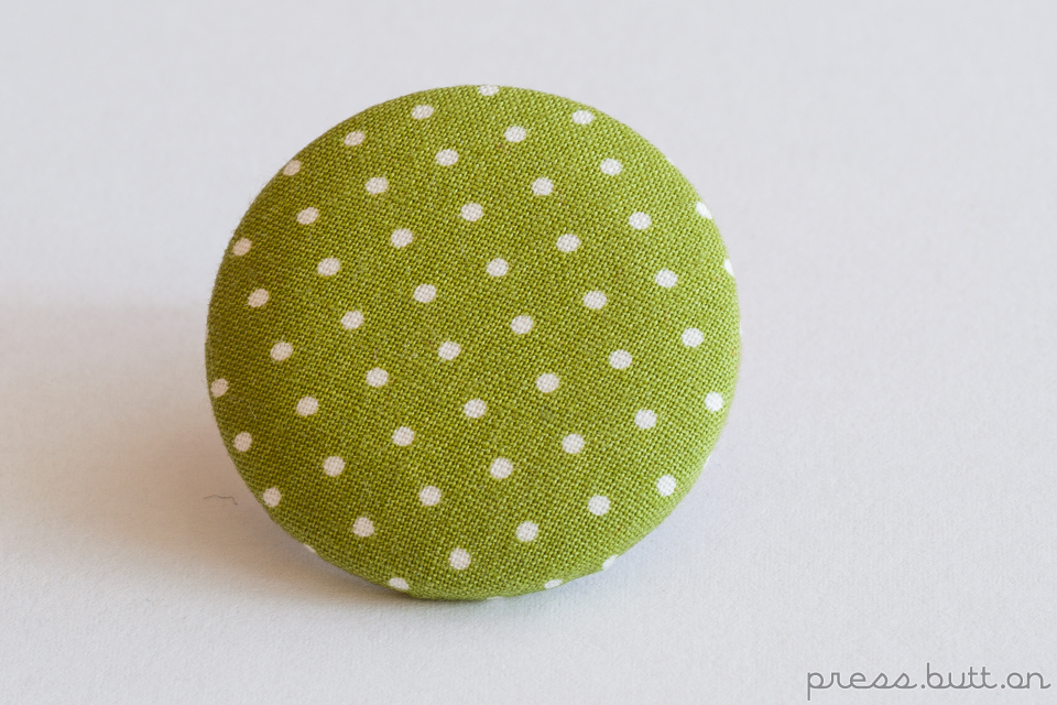 Zelená brož s puntíky