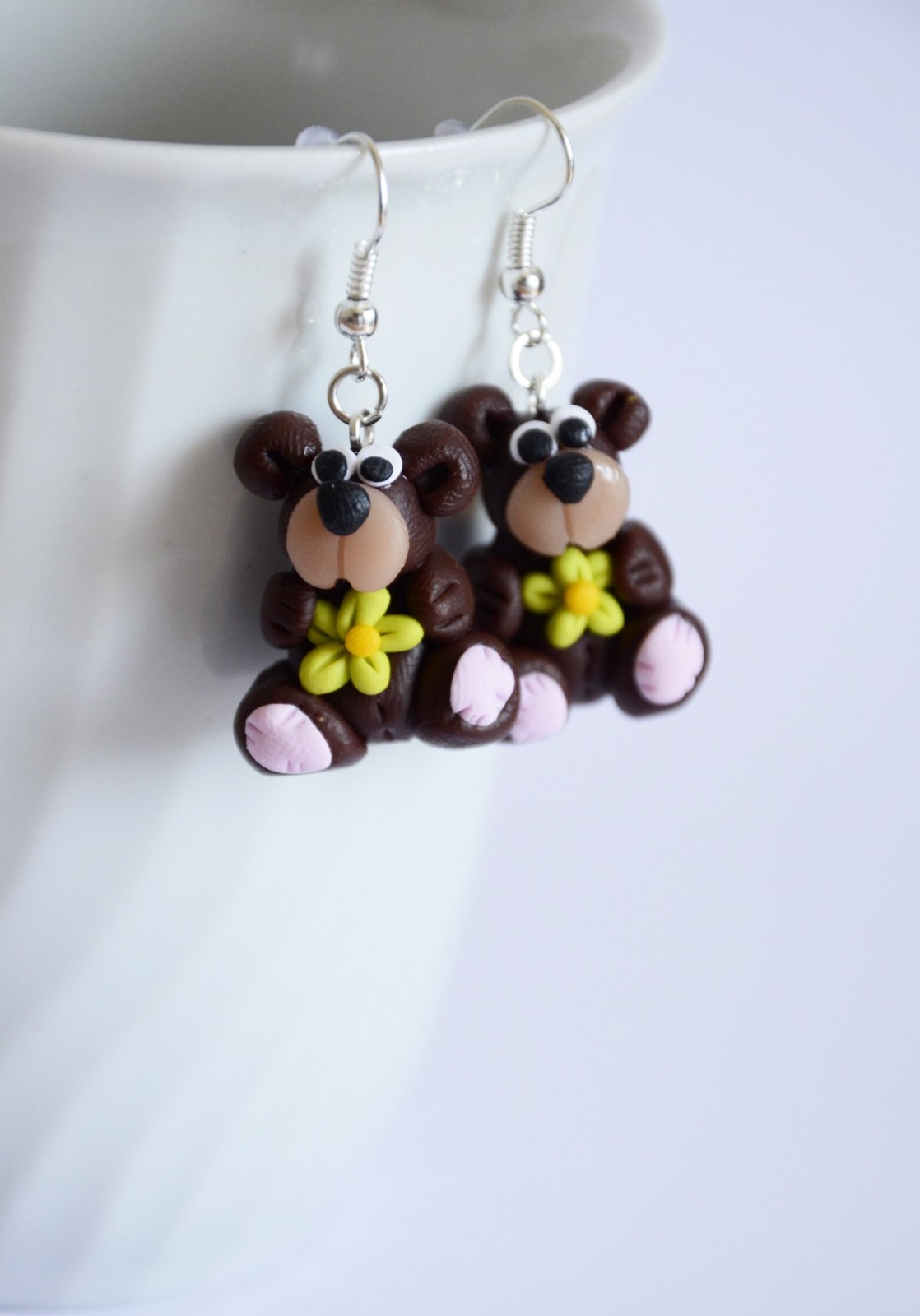 Medvídci s kytičkou v hnědém