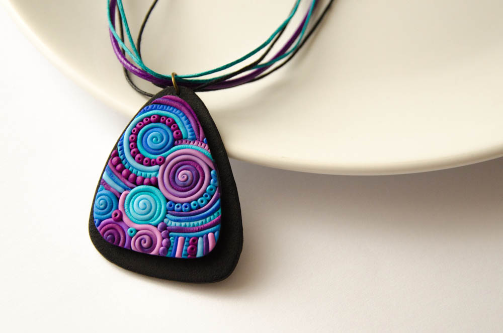 Magická modrofialová