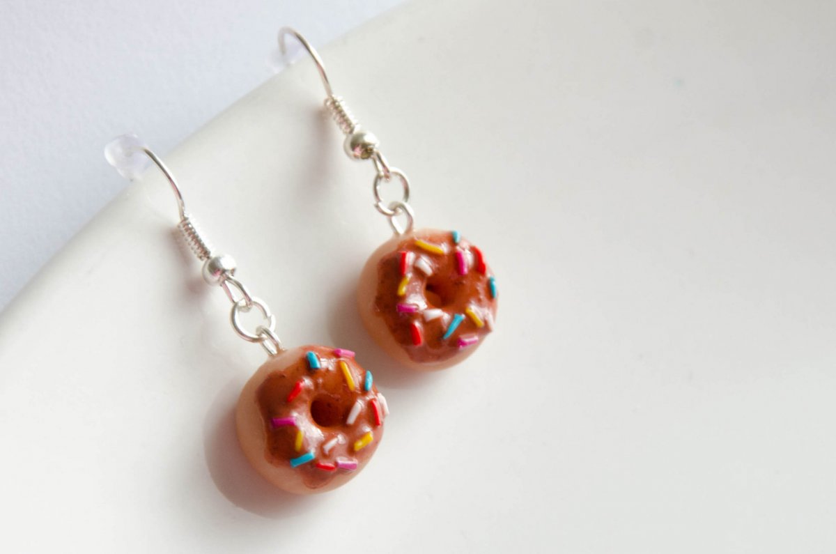 Čokoládové donuty s barevným zdobením