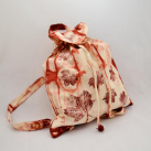 Plátěný batikovaný batůžek s hnědovínovými listy