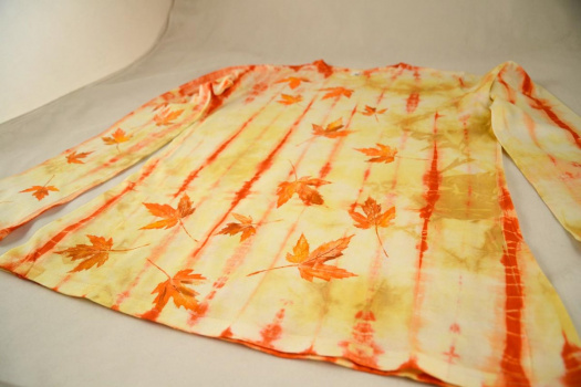 Žluto-oranžové batikované dámské triko s listy L