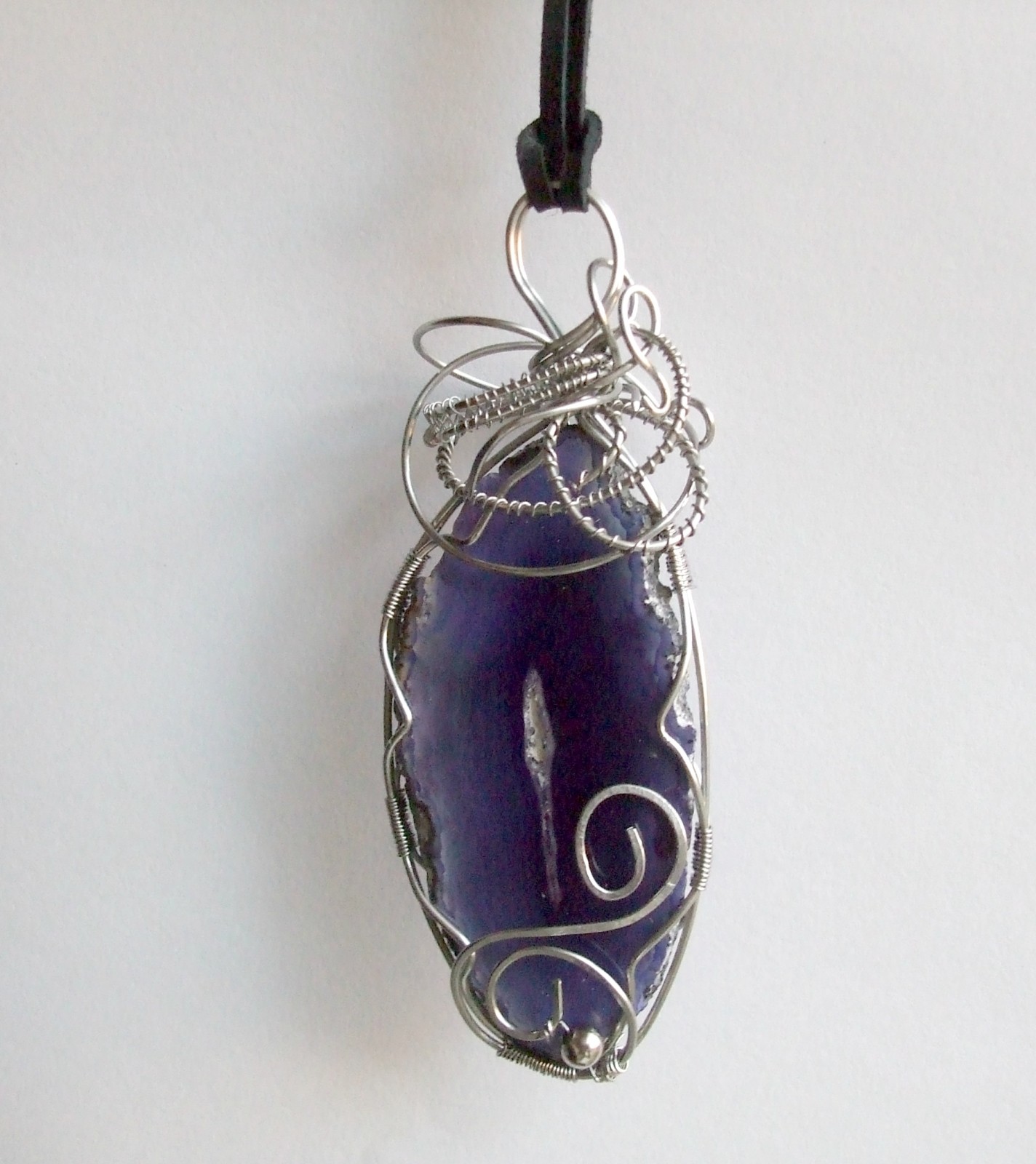 Achát modrofialový.