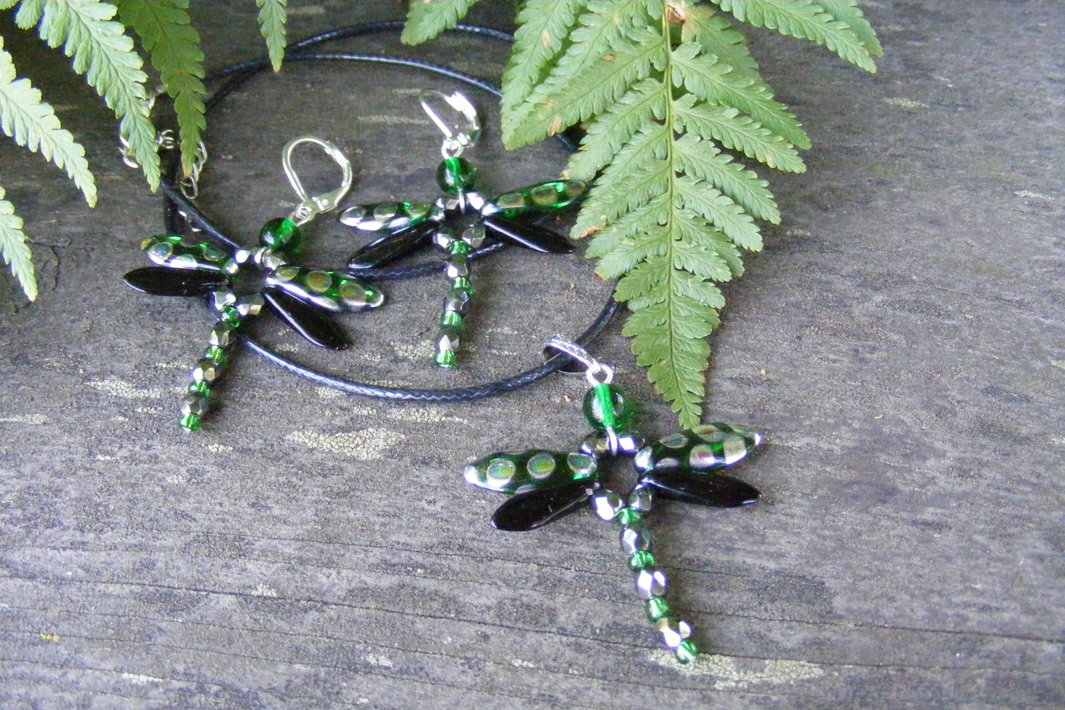 Na křídlech vážky - tmavozelená sada