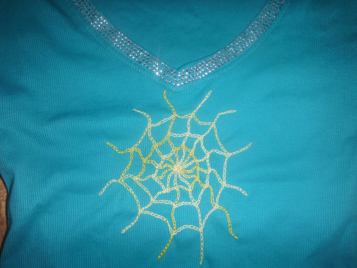 RUČNĚ VYŠÍVANÉ TRIČKO