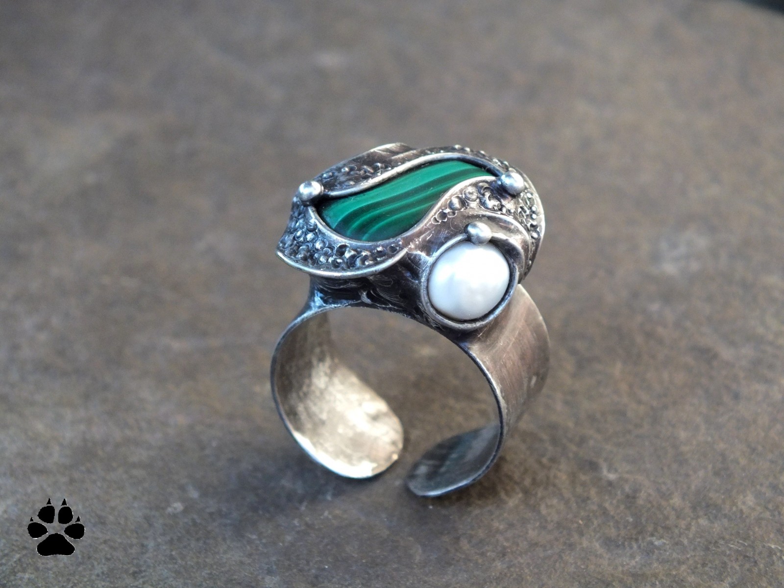 Rosa v trávě - malachit a říční perla