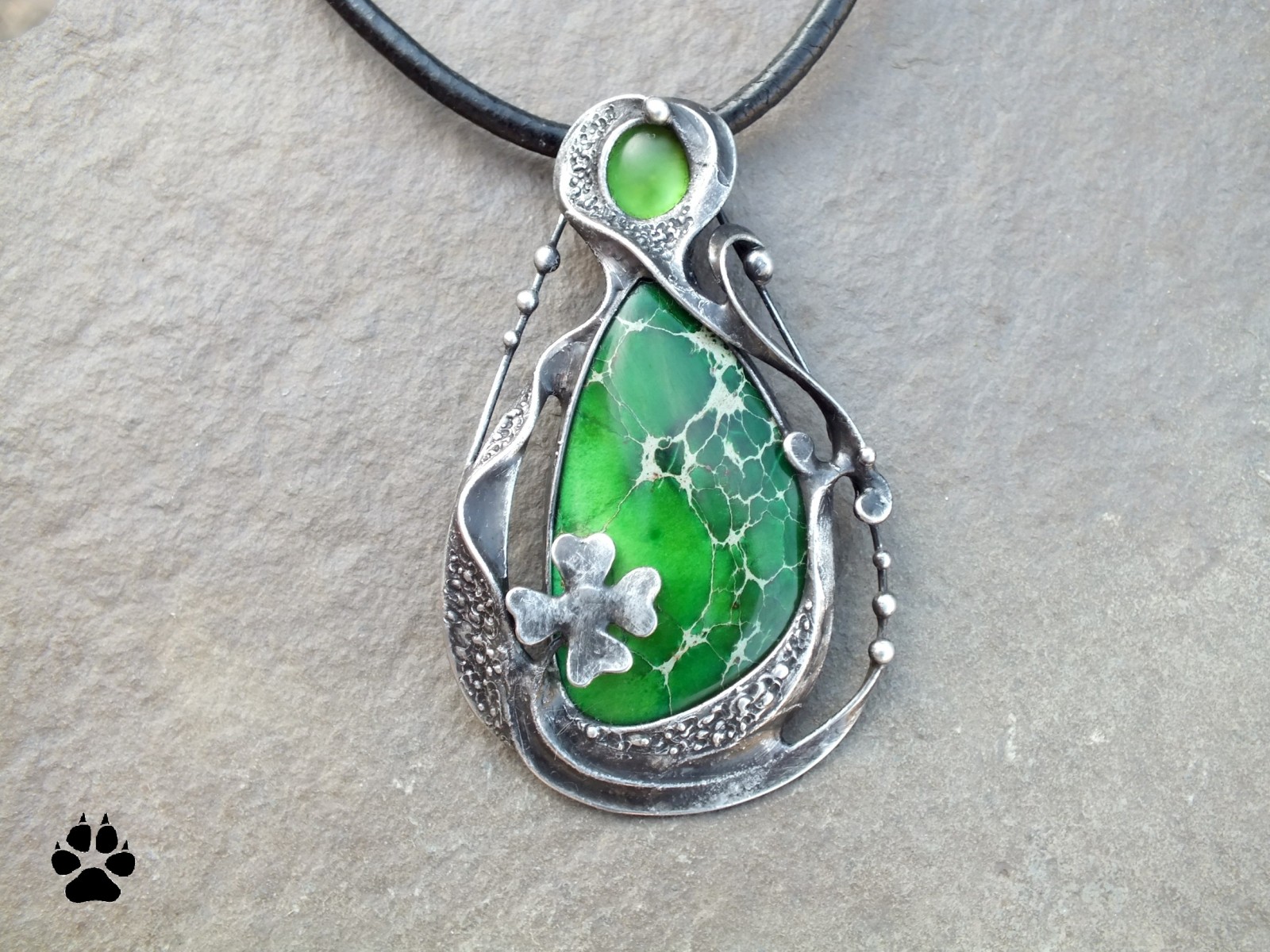 Štěstíčko v trávě - variscit a sklo