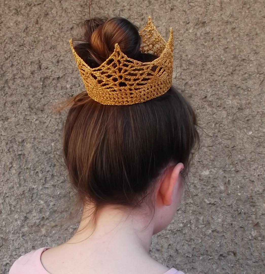 Háčkovaná korunka pro slavnostní příležitosti