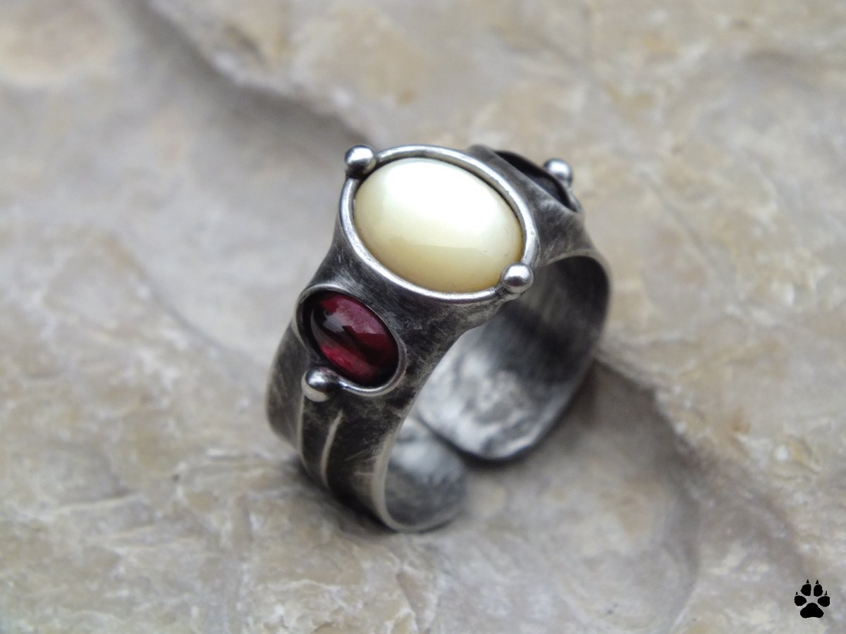 Sněhurka -prsten s granáty a perletí