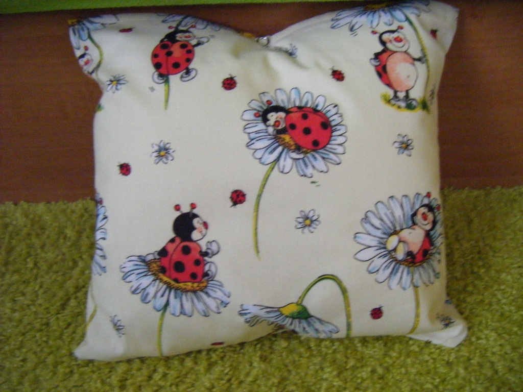 Dětský polštářek berušky na žlutém