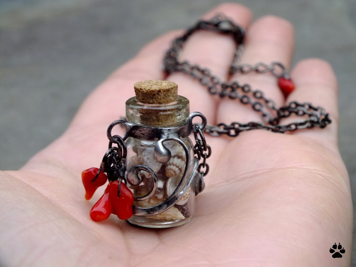 Cínovaná lahvička s korálem