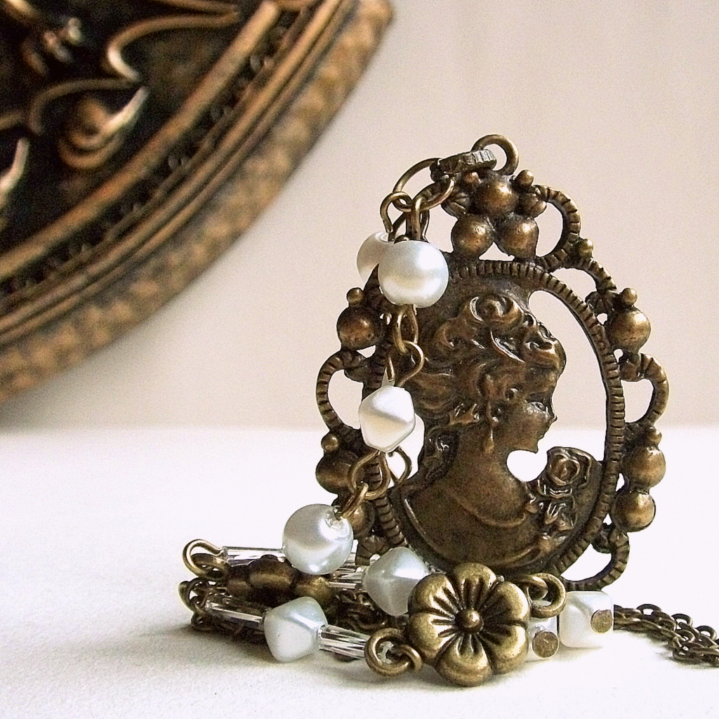 Kamej v bílém závoji