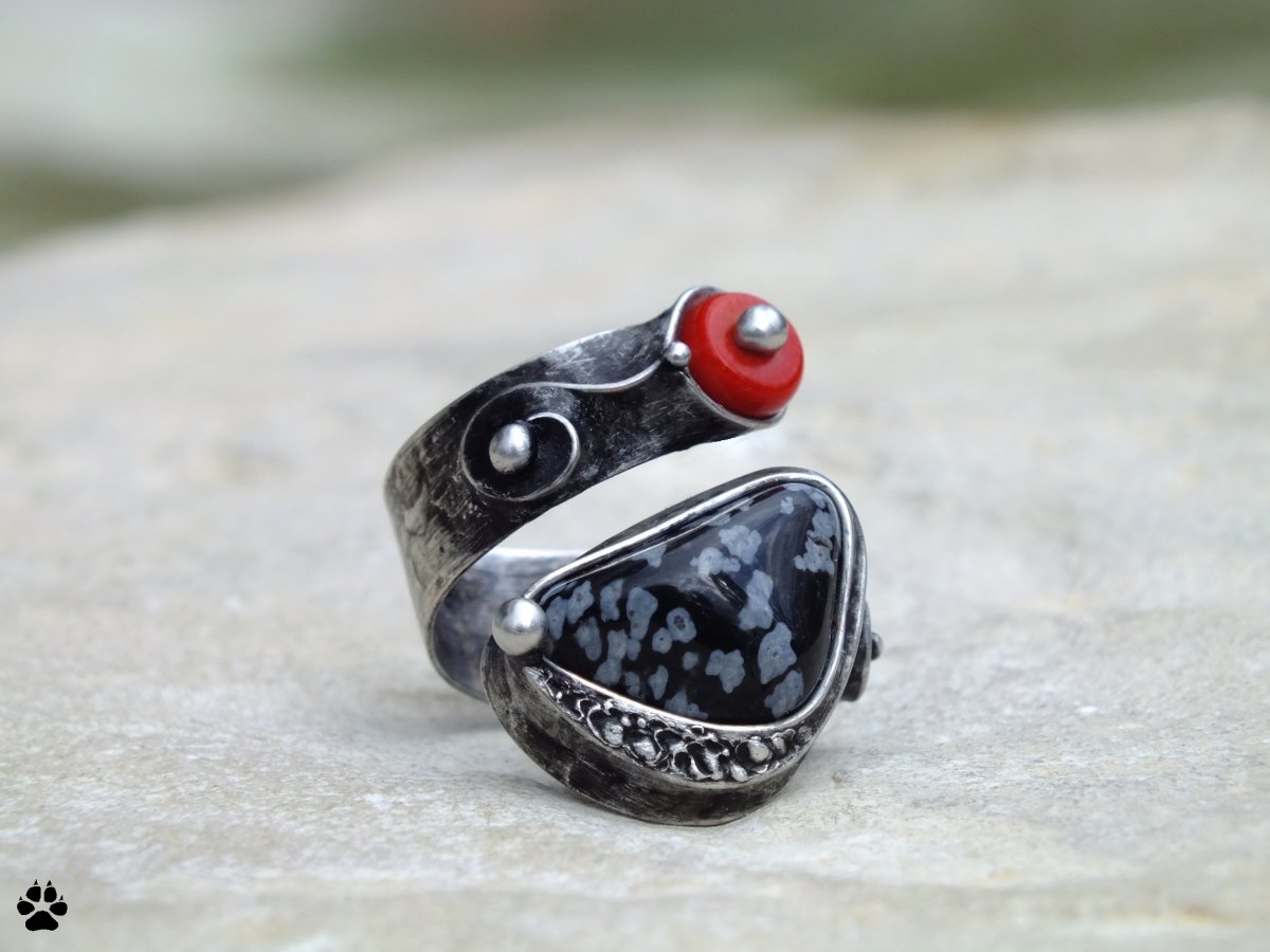 Prsten s obsidiánem a korálem