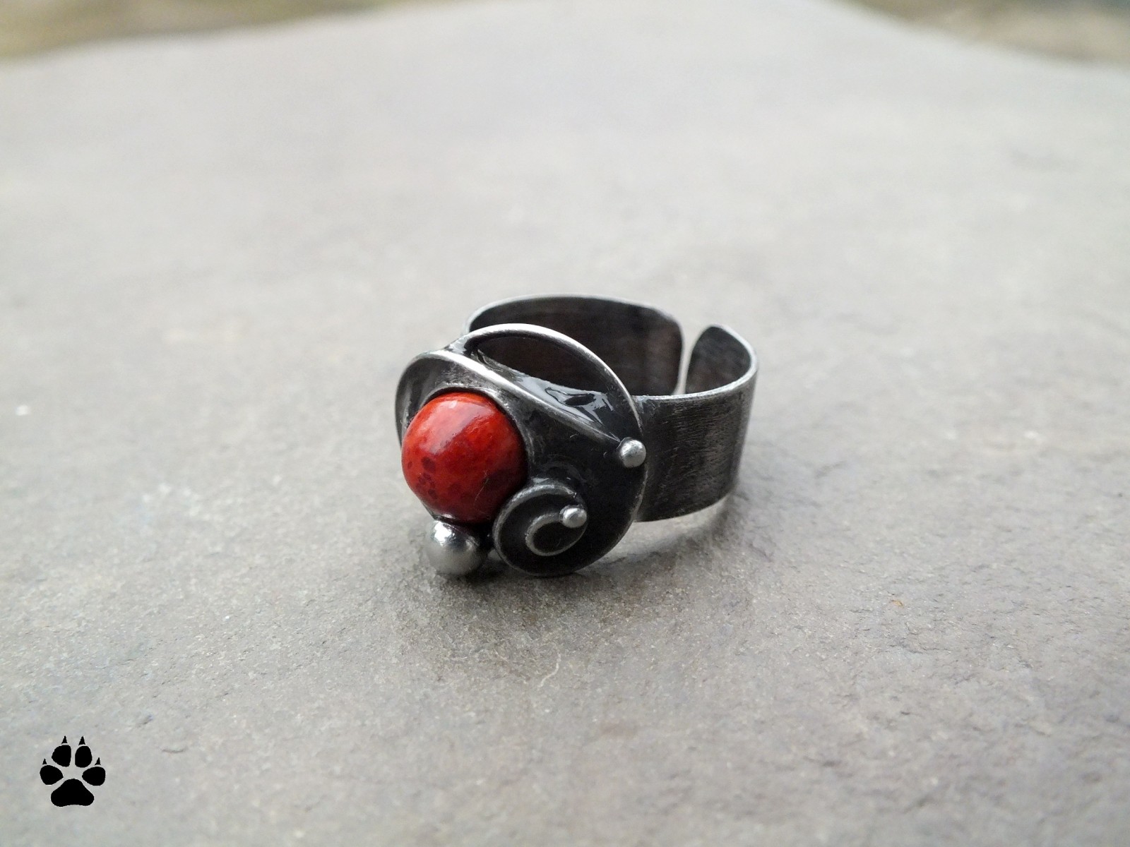 Prsten s korálem houbovým