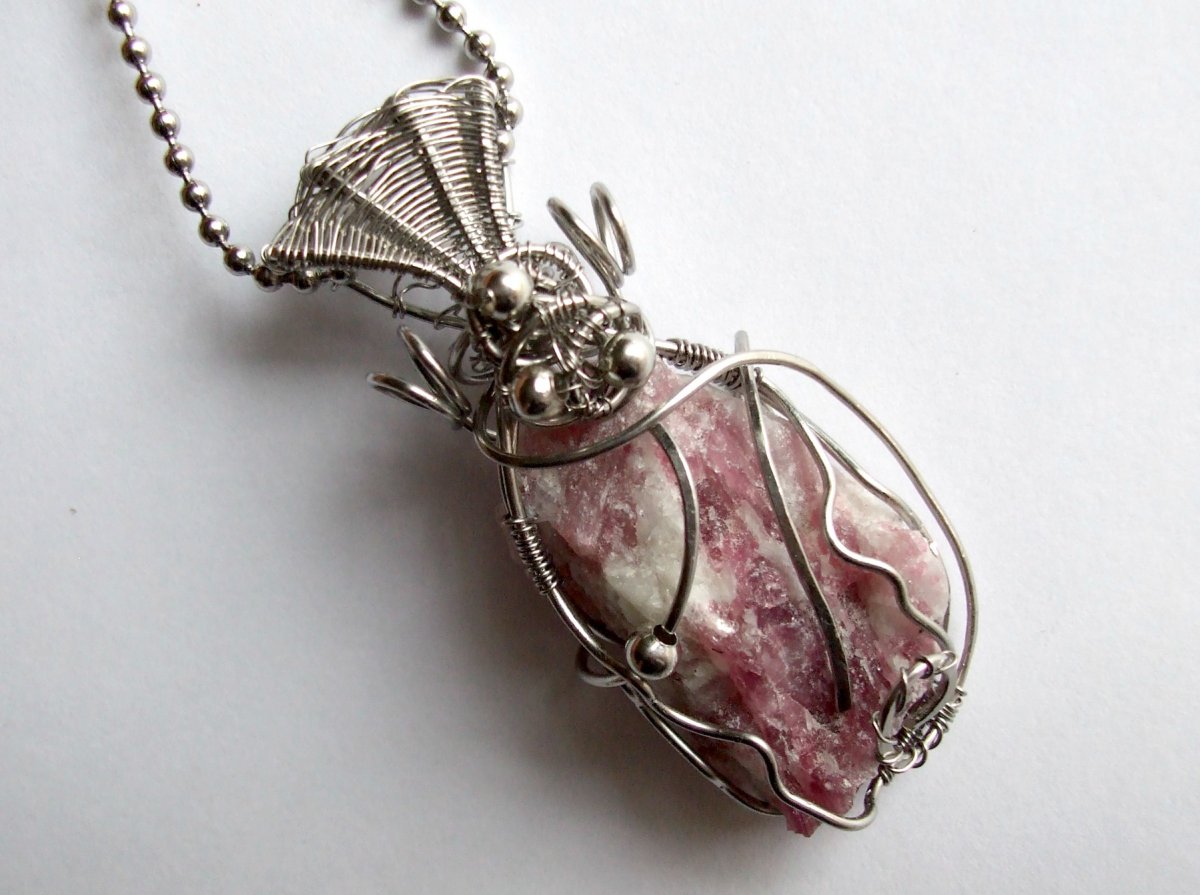 Turmalín /rubelit/ v křemeni.