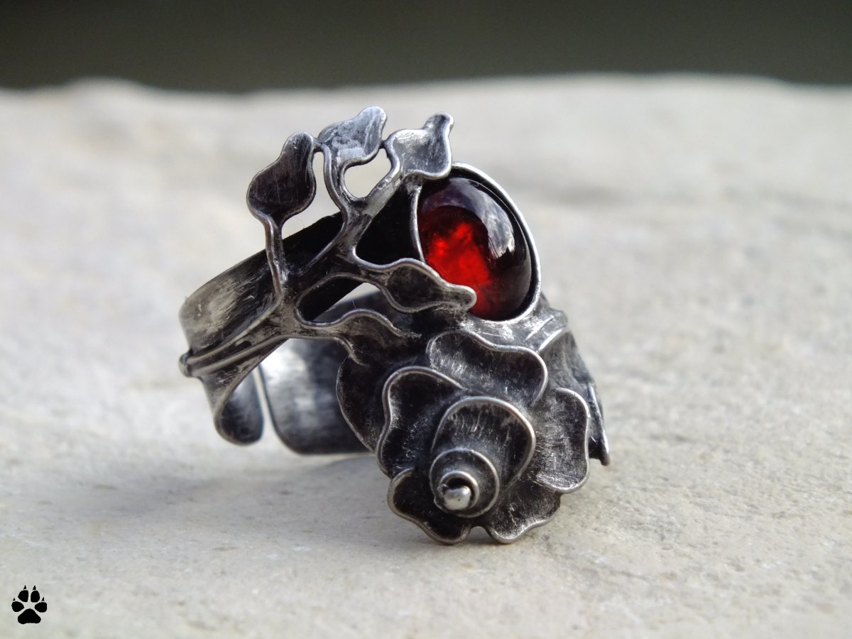 Růže z Texasu - prsten s rudým granátem 