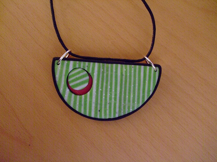 Proužkovaný půlkruh