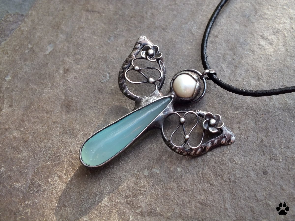 Andělka s perlou a chalcedonem na přání