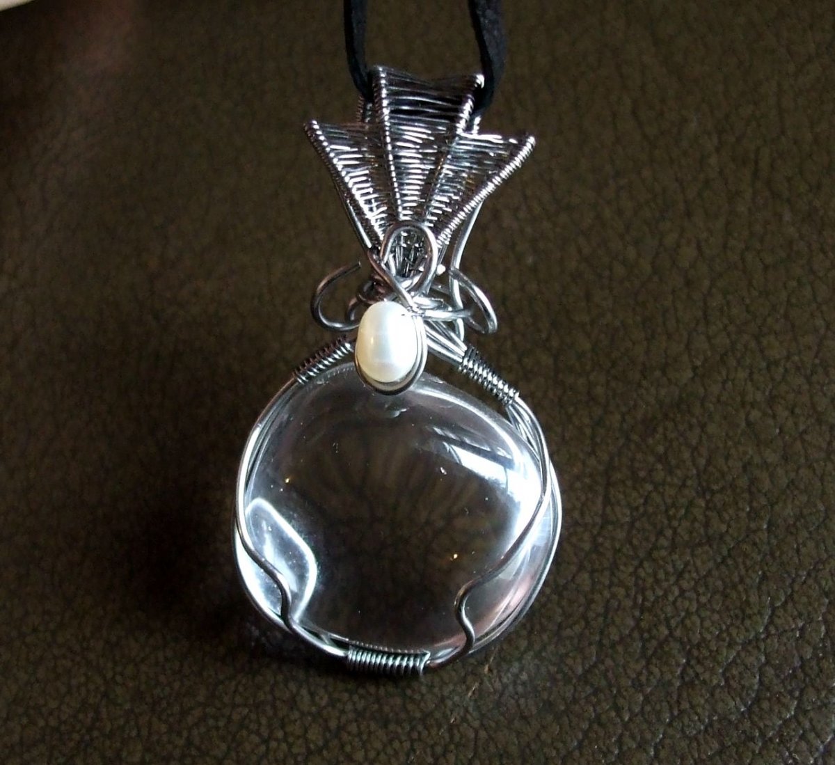 Křišťál s perlou.