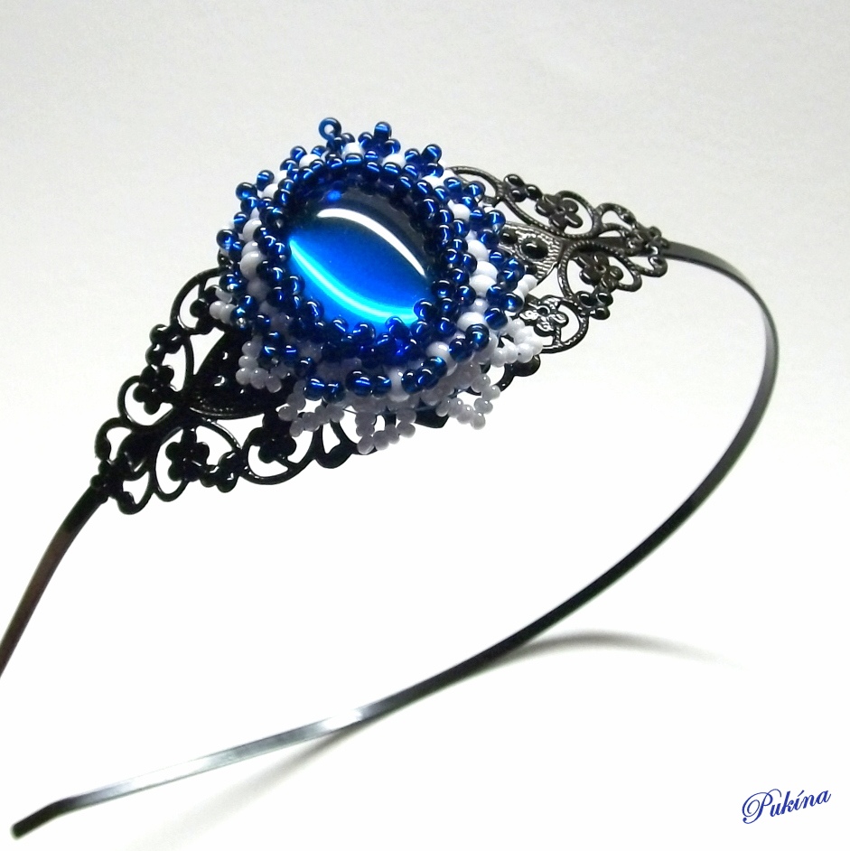 Čelenka se skleněným kabošonem