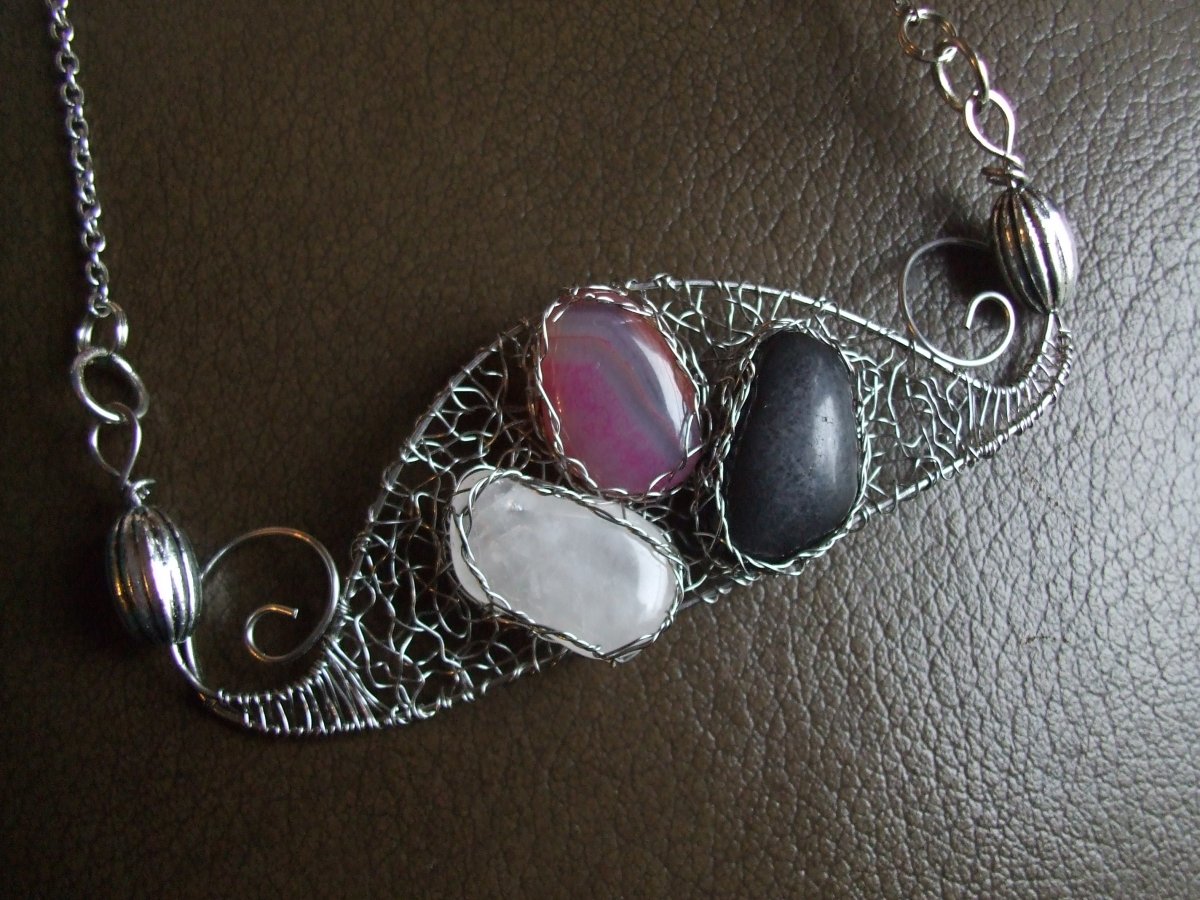 Náhrdelník s polodrahopkamy - Trojice.