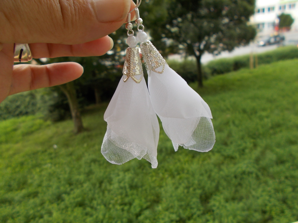 biele textilní náušnice - snehurky