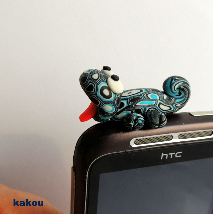 Ozdoba na mobil či tablet - chameleon